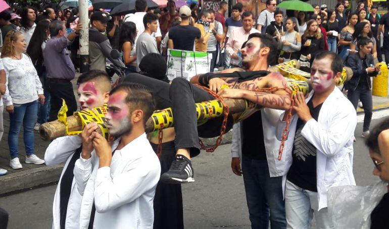 Con representaciones teatrales, estudiantes universitarios participaron en marcha