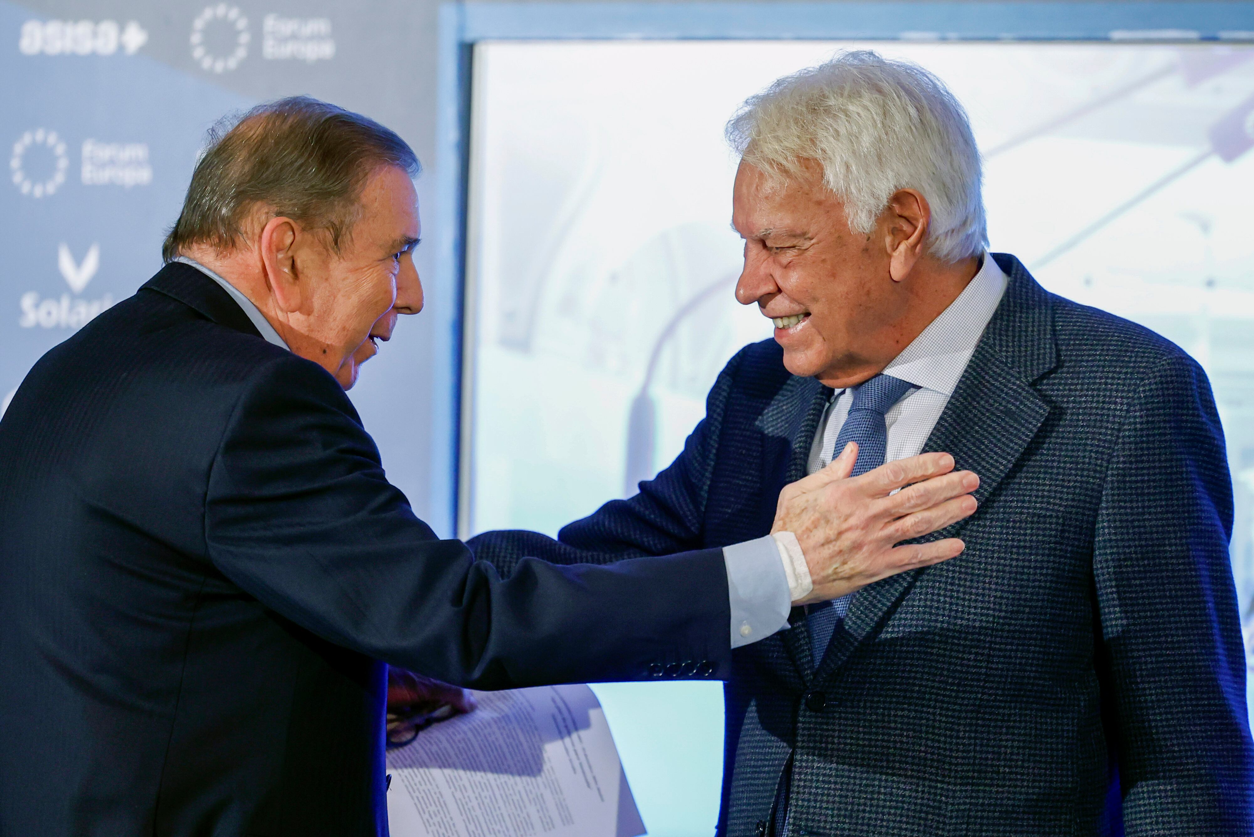 FOTODELDÍA MADRID, 23/12/2024.- El expresidente del Gobierno Felipe González (d) conversa con el dirigente opositor venezolano Edmundo González Urrutia (i) durante de un desayuno informativo en Madrid, este lunes, tres días después de que España confirmara que le concedió el asilo que había solicitado tras su llegada al país el 8 de septiembre. EFE/ Mariscal