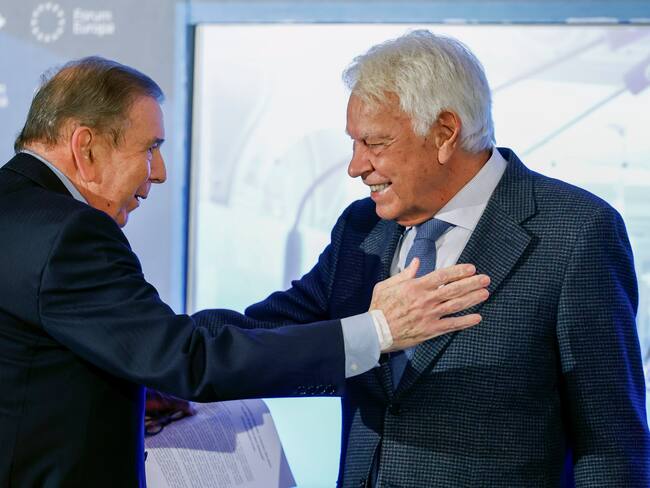 FOTODELDÍA MADRID, 23/12/2024.- El expresidente del Gobierno Felipe González (d) conversa con el dirigente opositor venezolano Edmundo González Urrutia (i) durante de un desayuno informativo en Madrid, este lunes, tres días después de que España confirmara que le concedió el asilo que había solicitado tras su llegada al país el 8 de septiembre. EFE/ Mariscal