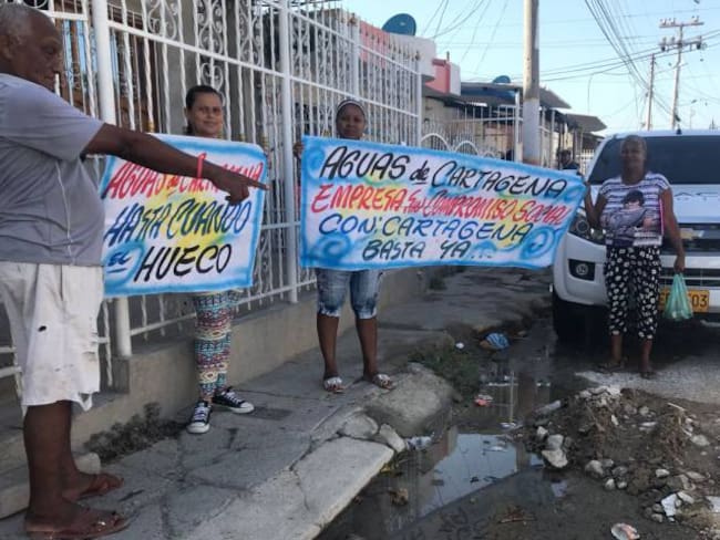 Celebran cumpleaños a un hueco en un barrio de Cartagena