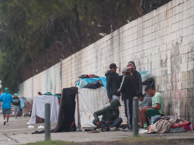 AME4217. BUENOS AIRES (ARGENTINA), 31/03/2025.- Personas en situación de calle descansan este lunes, en Buenos Aires (Argentina). La pobreza en la población urbana de Argentina se situó en el 38,1 % en el segundo semestre del año pasado, lo que supuso una caída en 14,8 puntos porcentuales respecto a la tasa registrada en la primera mitad de 2024, informaron este lunes fuentes oficiales. EFE/ Juan Roncoroni