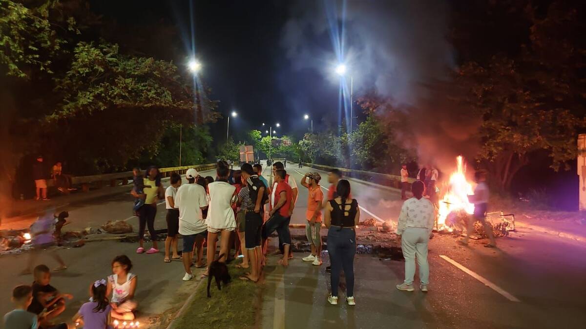Protesta de habitantes de una invasión han opacado la noche de velitas en Neiva