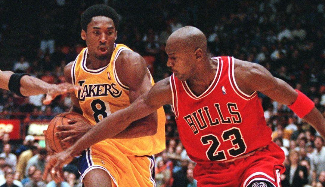 Kobe Bryant y Michael Jordan en un partido de la NBA en 1998