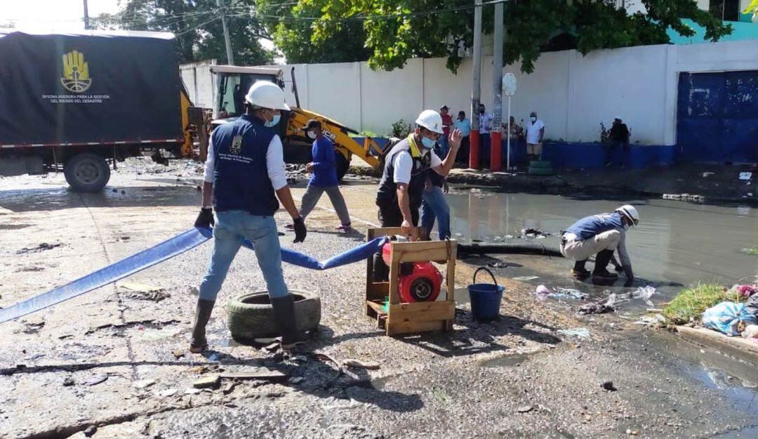 La Secretaría de Infraestructura y la OAGRD hizo presencia con maquinaria y motobomba para retirar las basuras, que obstaculizaban