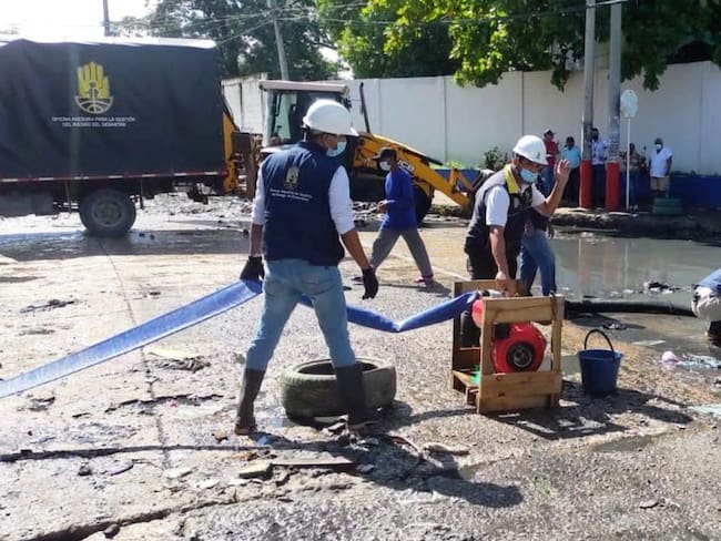 La Secretaría de Infraestructura y la OAGRD hizo presencia con maquinaria y motobomba para retirar las basuras, que obstaculizaban