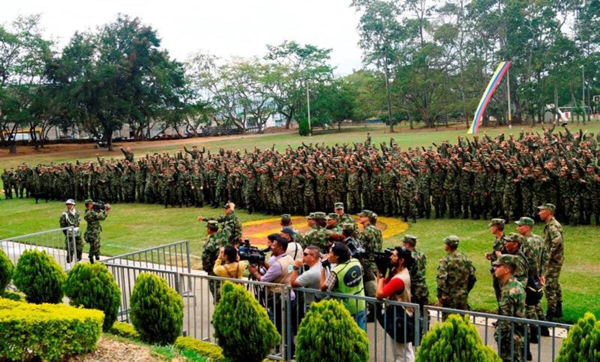 Durante el evento, integrantes de la Policía, el Esmad y el Ejército recibieron con emoción a Juanes, le prepararon una presentación musical con vallenato y otra con un Michael Jackson del batallón "Coronel Francisco José de Caldas".