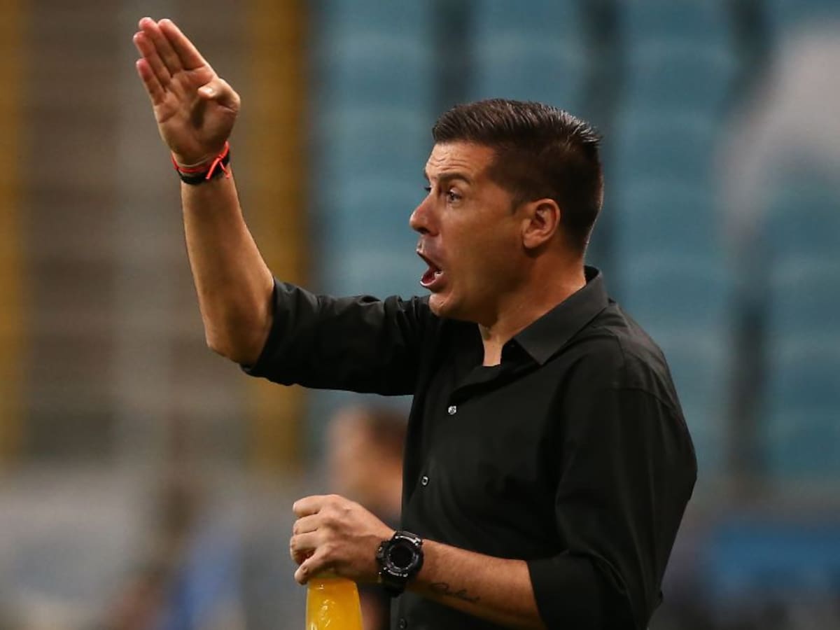 Juan Cruz Real se tinturó el pelo de rojo en promesa por el título