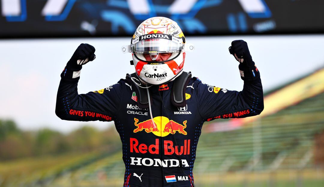 Max Verstappen festeja su victoria en territorio italiano.