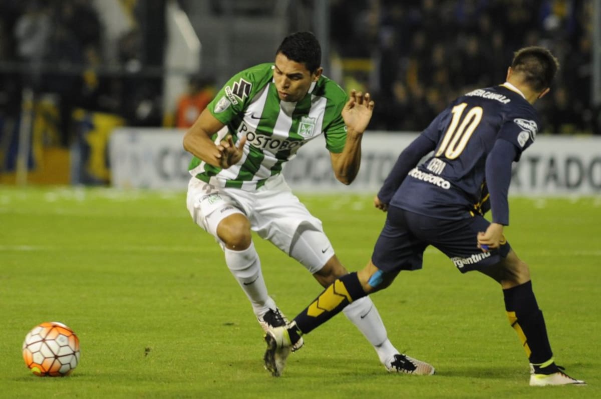 Franco Cervi (d) de Rosario Central disputa el balón Daniel Bocanegra 