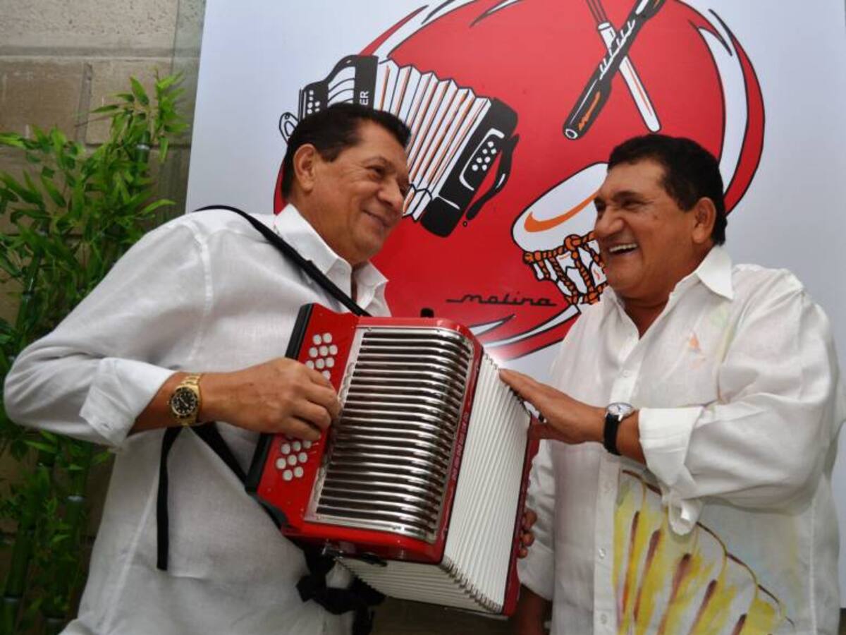 Valledupar le rinde homenaje a dos grandes, Poncho y Emiliano, los Hermanos Zuleta. Suenan los acordeones.