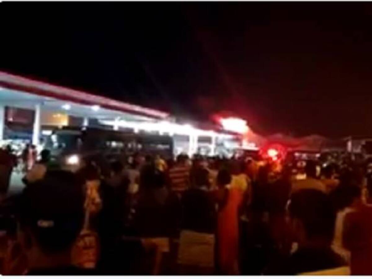 Incendio consume 14 buses y varias bodegas en Barranquilla