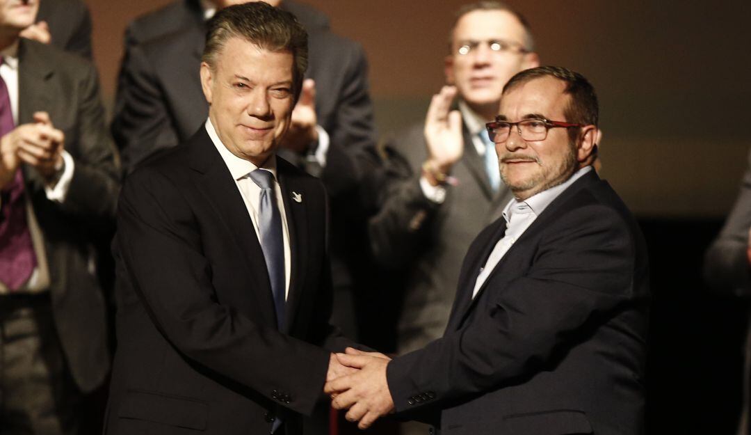 Juan Manuel Santos, expresidente de Colombia, Rodrgio Londoño, alias Timochenko exguerrillero de las FARC.