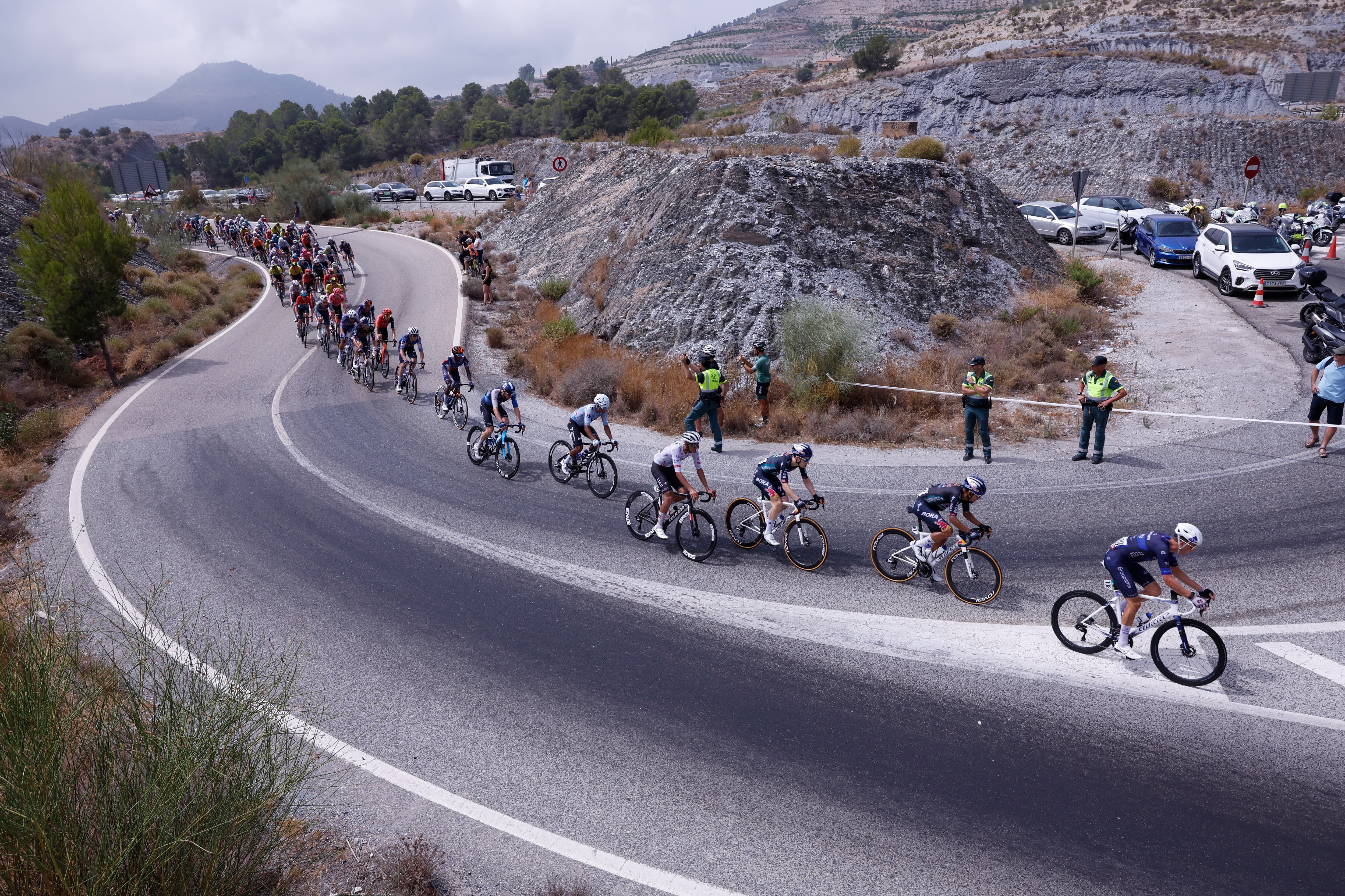 -FOTODELDIA- GRANADA, 25/08/2024.- El primer bloque de la 79 Vuelta ciclista a España se cierra este domingo en Granada por todo lo alto con un menú de muy alta montaña, la segunda con más desnivel acumulado con 4.370 metros, en la que ninguno de los favoritos al maillot rojo final podrá esconderse y que además no tendrá final en alto. Se trata de un recorrido de 178,5 kilómetros con salida en Motril y tres ascensos de primera categoría: el puerto de El Purche y dos pasos por el Alto de Hazallanas. Información de Carlos de Torres.