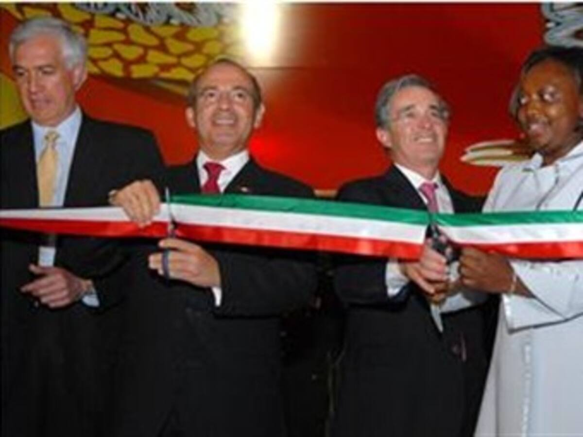 Con interrupción de un hombre al presidente Uribe se instala oficialmente la Feria del Libro