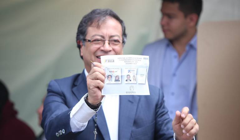 Gustavo Petro depositando su voto para la segunda vuelta de las Elecciones Colombia 2018.