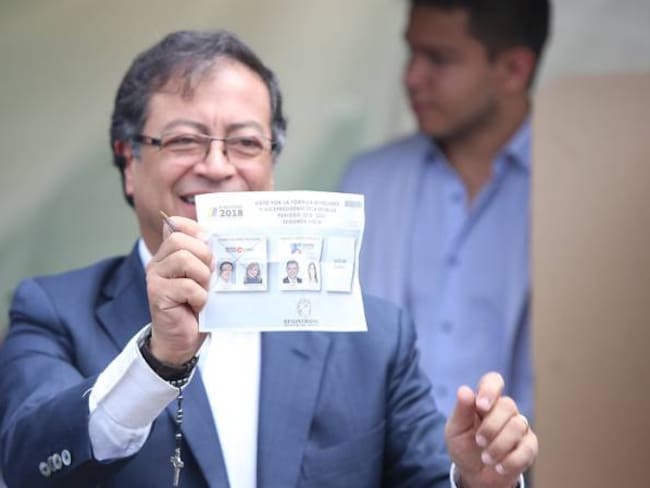 Gustavo Petro depositando su voto para la segunda vuelta de las Elecciones Colombia 2018.