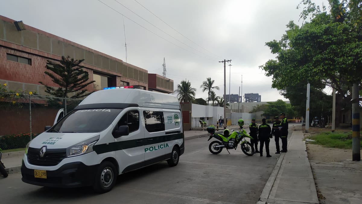 Los hombres que buscan por las masacres de Villanueva y El Santuario, en Barranquilla