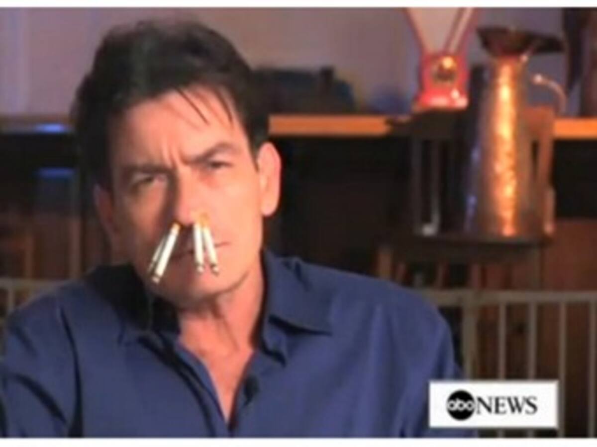 Charlie Sheen no podrá fumar en Toronto, advierte autoridad canadiense