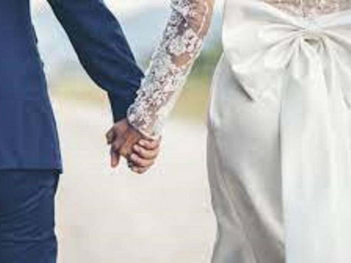 A recién casados los atracaron a la salida de la iglesia
