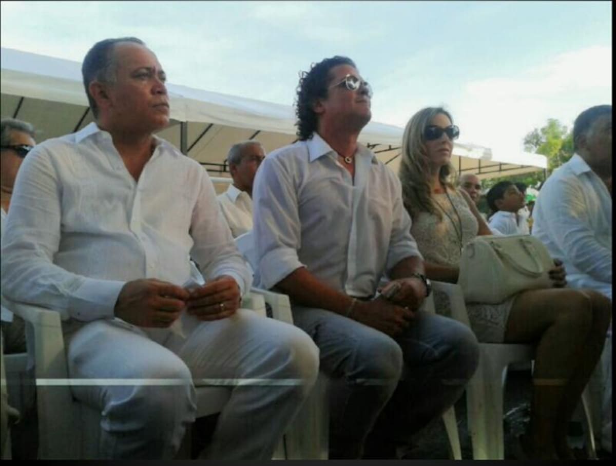 En la Plaza Alfonso Lopez de Valledupar se realiza una ceremonia a esta hora para despedir al Maestro Leandro Diaz. Carlos Vives y Claudia Elena Vasquez hacen presencia en el lugar. En la tarima hay músicos quienes con su acordeón entonan cantos para despedir a Leandro.