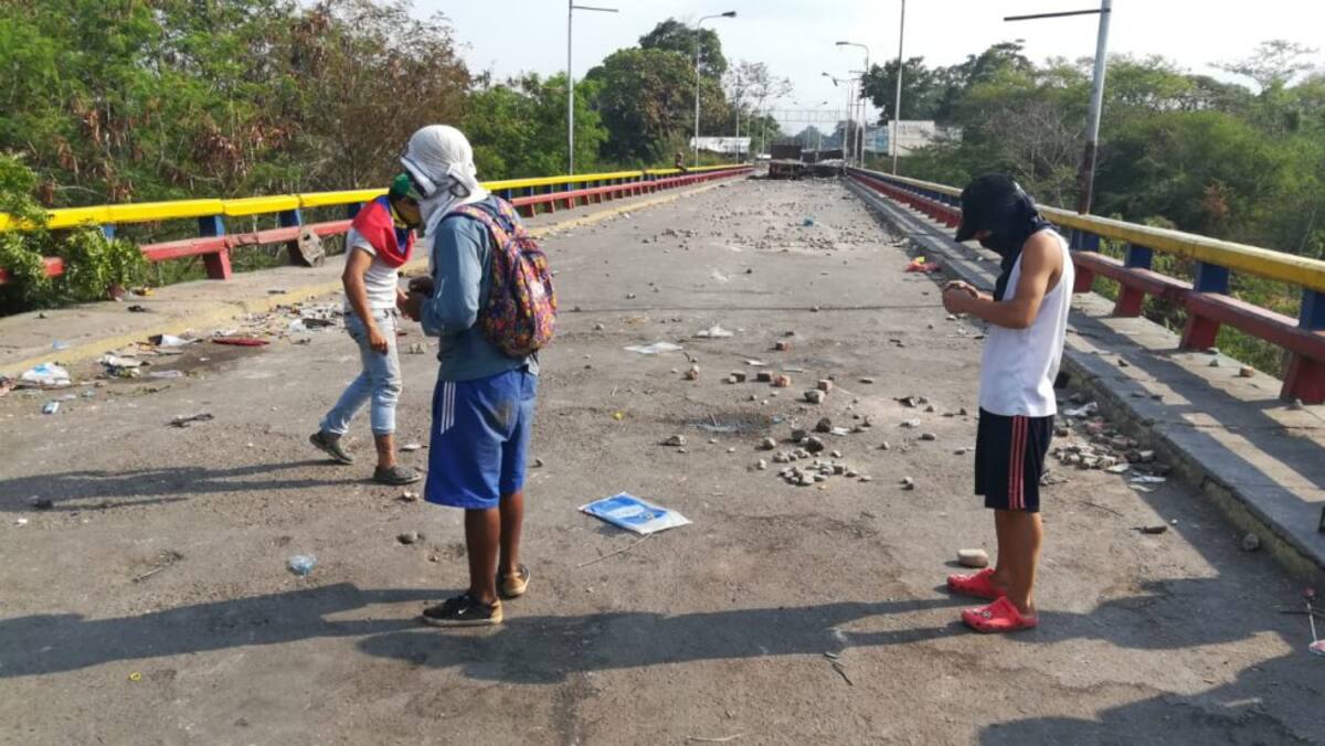 Siguen algunas  personas en el puente