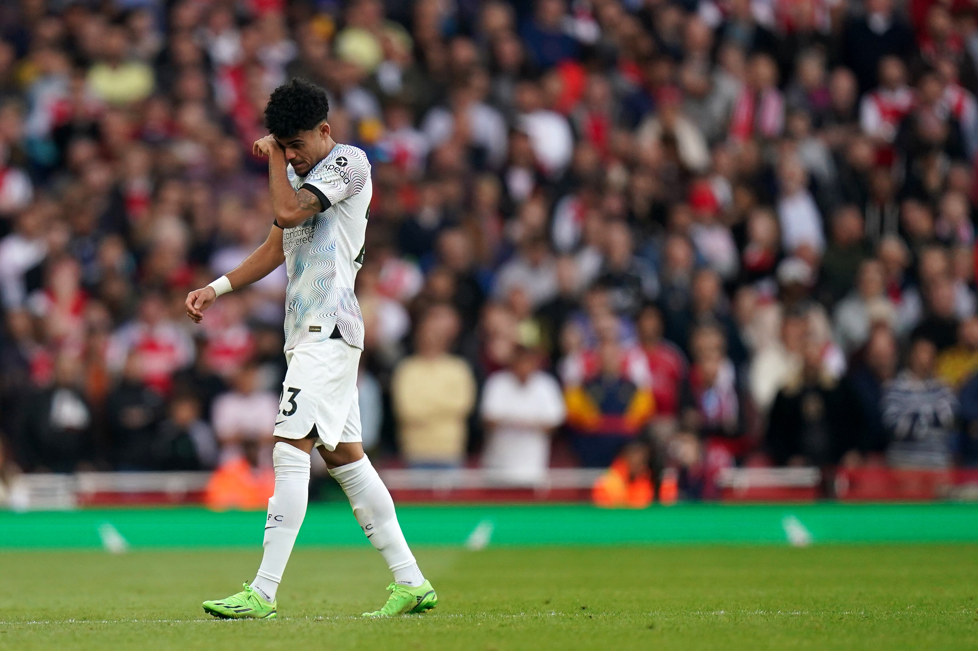 Luis Díaz abandona el campo de juego tras lesionarse la rodilla en un juego ante el Arsenal, a comienzos de octubre. (Photo by Adam Davy/PA Images via Getty Images)