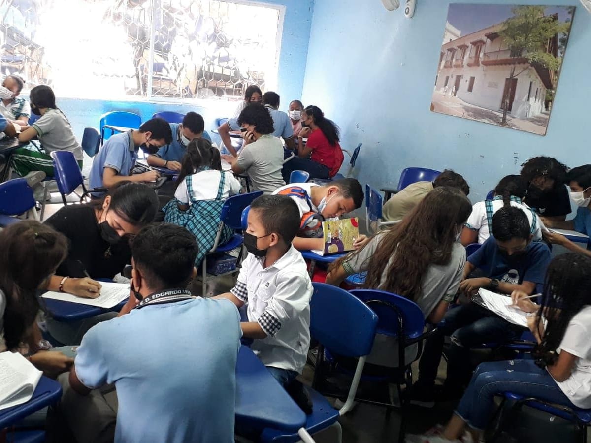 Brote de posible intoxicación en colegio de Santa Marta deja varios estudiantes afectados