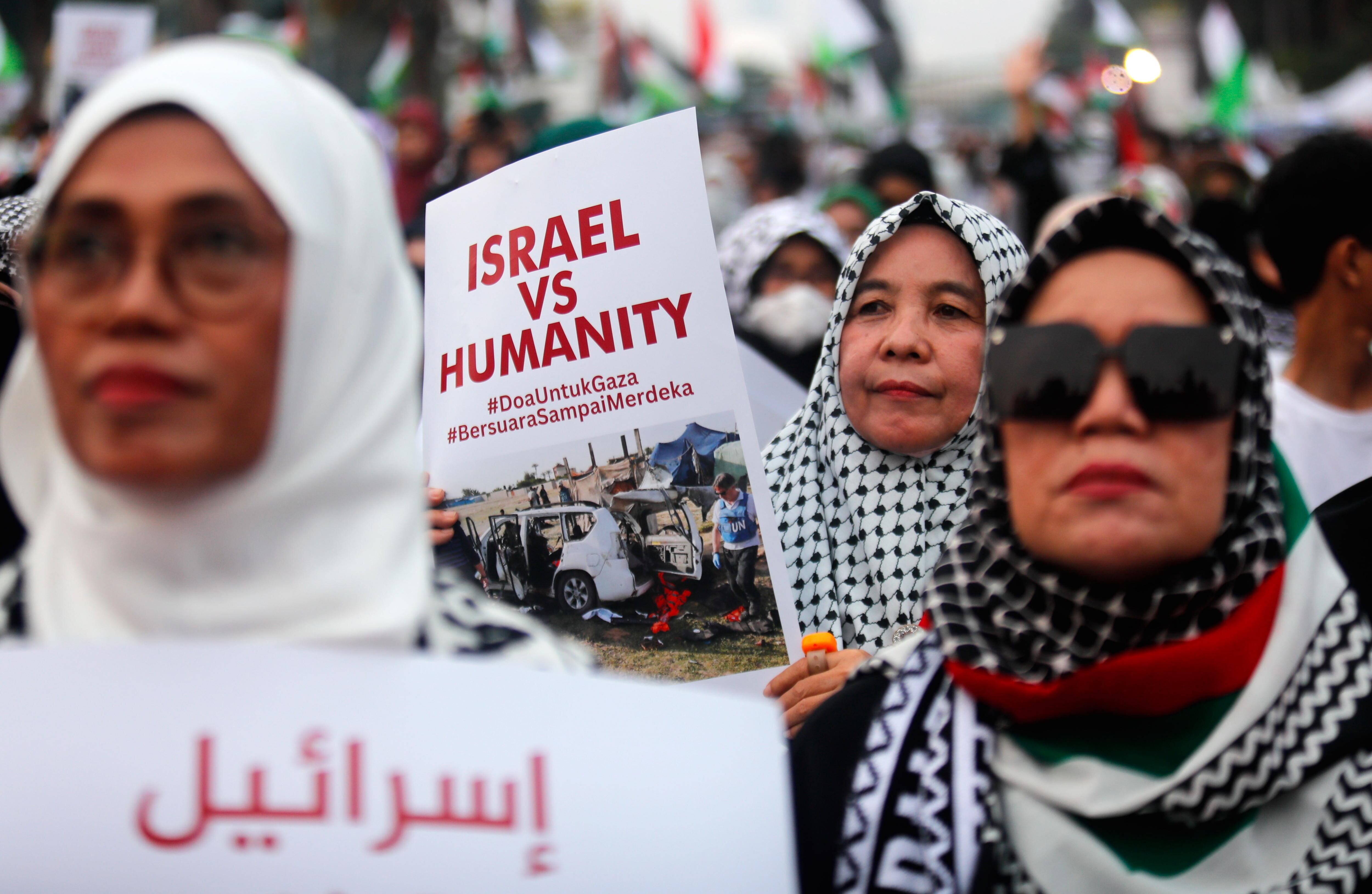 Jakarta (Indonesia), 07/04/2024.- Muslim activists hold placards reading 'Humanity VS Israel' during a rally in solidarity for Palestinians in Jakarta, Indonesia, 07 April 2024. Hundreds of Protesters chanted anti-Israel slogans and urging for a cease-fire in Gaza. More than 33,000 Palestinians and over 1,450 Israelis have been killed, according to the Palestinian Health Ministry and the Israel Defense Forces (IDF), since Hamas militants launched an attack against Israel from the Gaza Strip on 07 October 2023, and the Israeli operations in Gaza and the West Bank which followed it. (Protestas) EFE/EPA/ADI WEDA