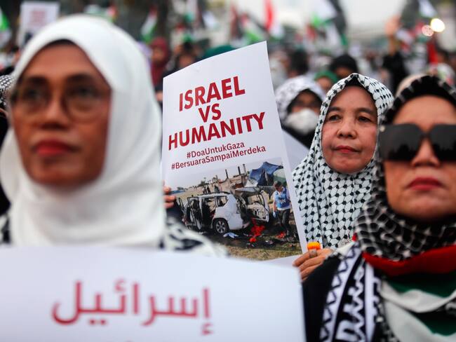 Jakarta (Indonesia), 07/04/2024.- Muslim activists hold placards reading &#039;Humanity VS Israel&#039; during a rally in solidarity for Palestinians in Jakarta, Indonesia, 07 April 2024. Hundreds of Protesters chanted anti-Israel slogans and urging for a cease-fire in Gaza. More than 33,000 Palestinians and over 1,450 Israelis have been killed, according to the Palestinian Health Ministry and the Israel Defense Forces (IDF), since Hamas militants launched an attack against Israel from the Gaza Strip on 07 October 2023, and the Israeli operations in Gaza and the West Bank which followed it. (Protestas) EFE/EPA/ADI WEDA
