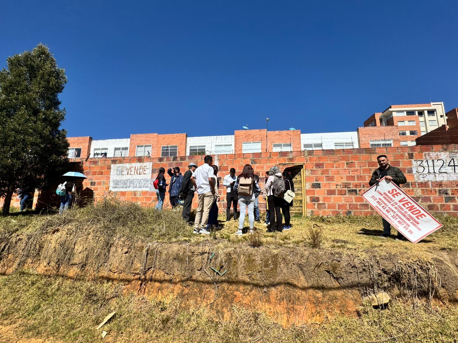 Afectados por la captación ilegal de más de 7.000 millones de pesos reciben bienes inmuebles que apenas representan una fracción de lo invertido.