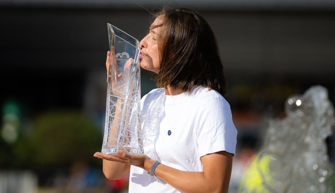 Iga Swiatek besa el trofeo del Masters de Miami.