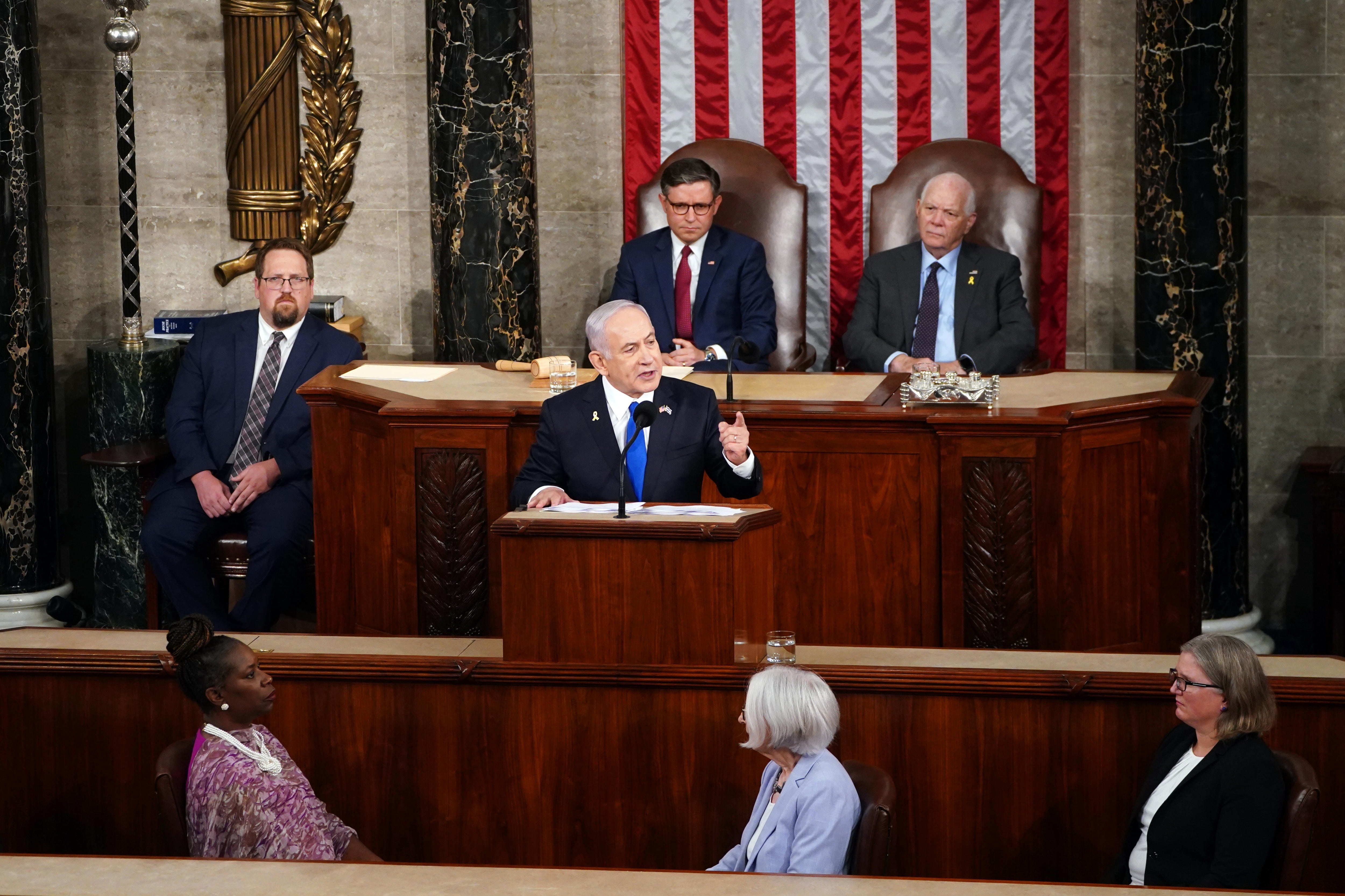 Washington (United States), 24/07/2024.- Prime Minister of Israel Benjamin Netanyahu (C) delivers an address to a joint meeting of Congress in the chamber of the US House of Representatives on Capitol Hill in Washington, DC, USA, 24 July 2024. Netanyahu's address to a joint meeting of the US Congress comes amid a close 2024 US presidential election cycle. Thousands of pro-Palestinian protesters were expected to gather near the US Capitol when Netanyahu becomes the first leader to address the US Congress four times. (Protestas) EFE/EPA/WILL OLIVER