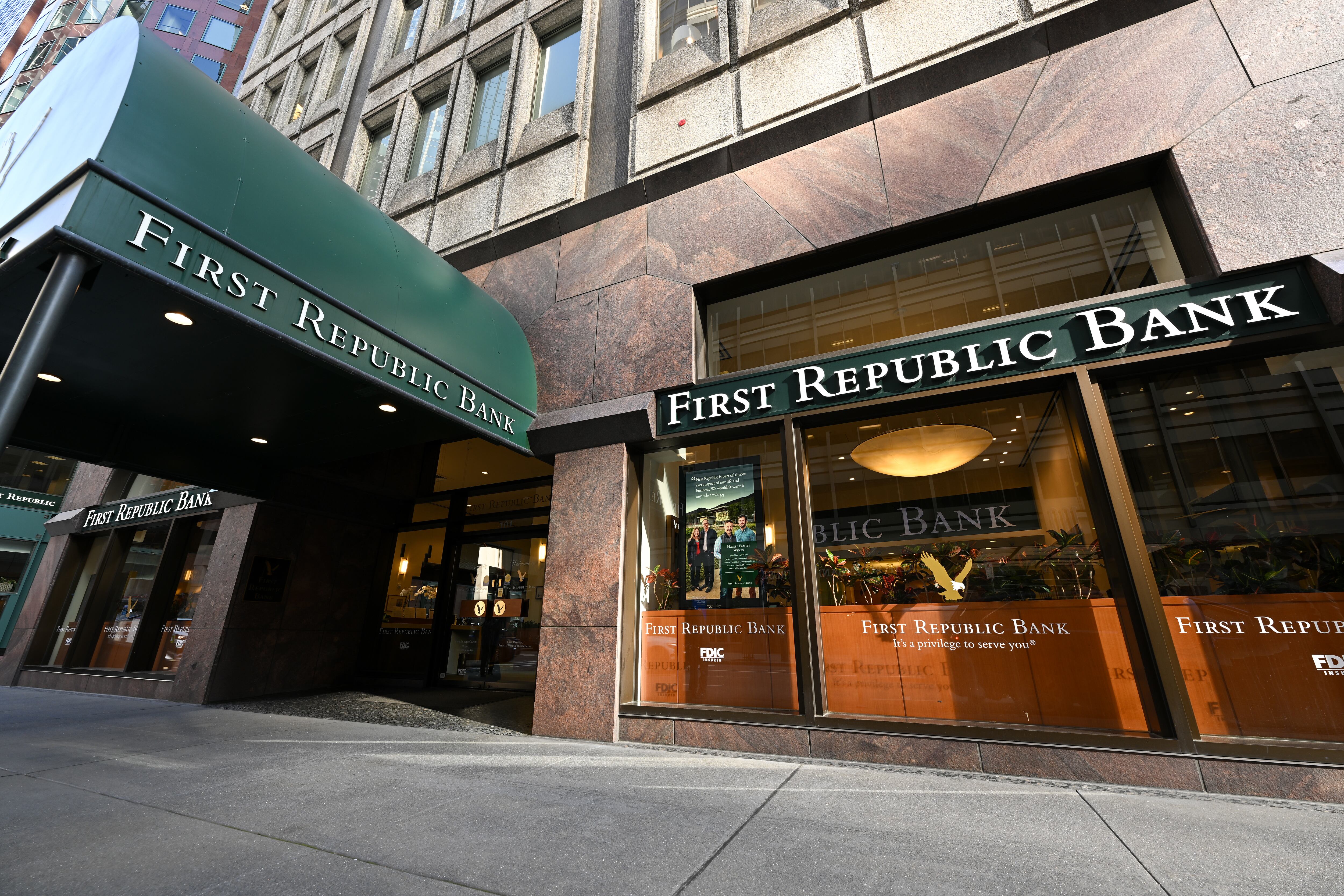 Gigantes bancarios de EE.UU. rescatan banco regional y evitan un cuarto colapso