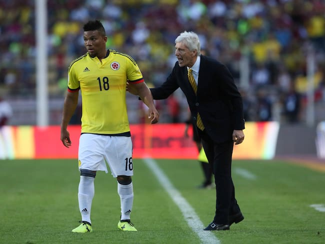 Frank Fabra y José Néstor Pékerman en la Selección Colombia. (Photo by Edilzon Gamez/Getty Images)