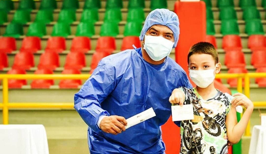 En el Coliseo Bernardo Caraballo se cumplió un nuevo hito en el proceso de inmunización de la ciudad 