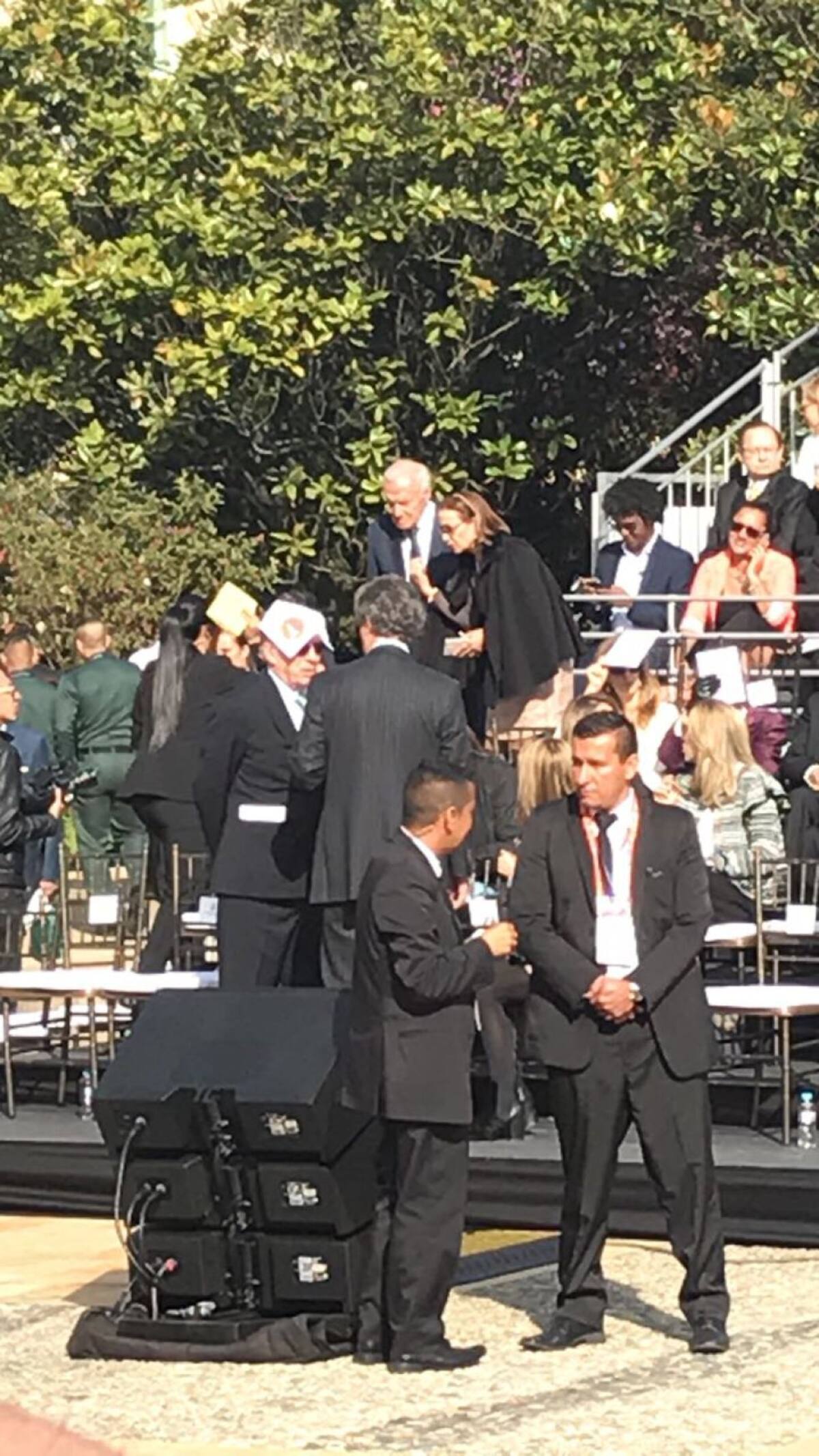 El fuerte calor en la plaza de armas de la Casa de Nariño causó sus efectos en los asistentes quienes improvisaron abanicos y pavas