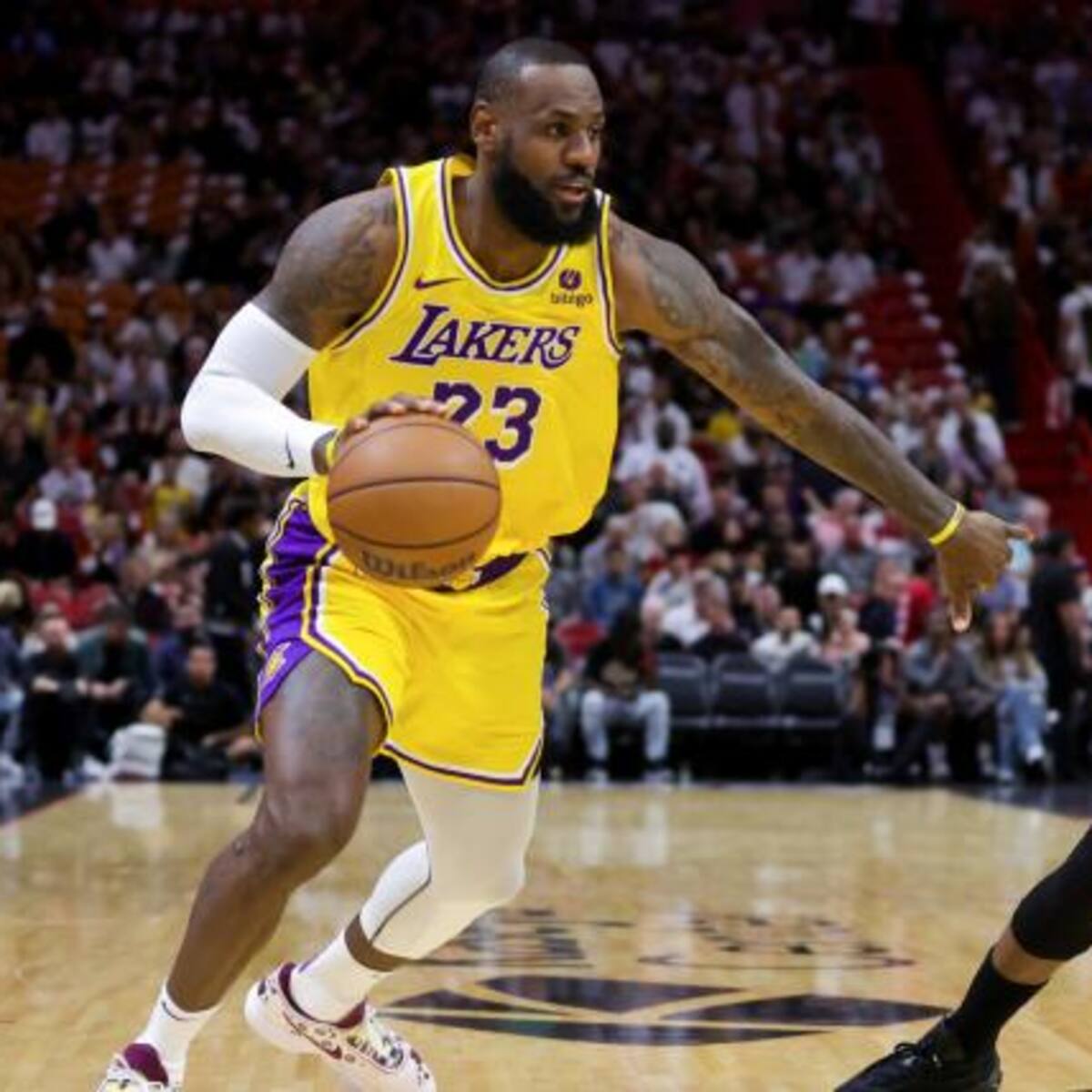 Lakers imponen su ritmo, pero los Celtics caen ante los Raptors más débiles