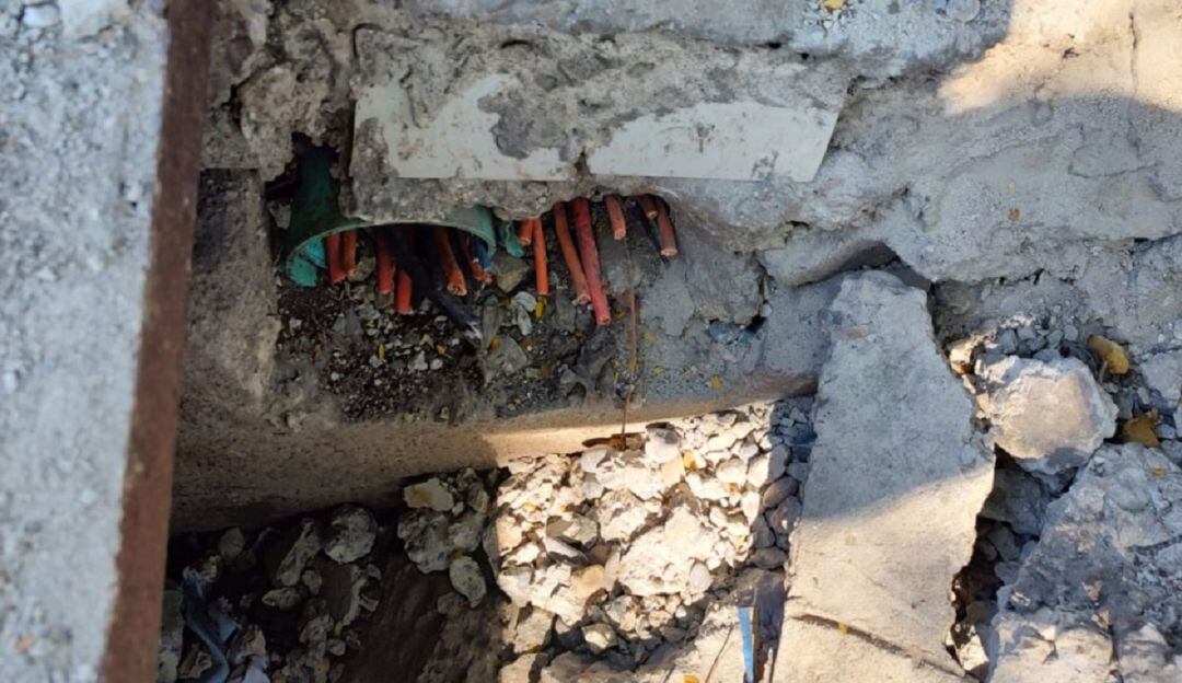 Hurtaron 50 metros de cable eléctrico del semáforo, y el gabinete completo que guarda la UPS.