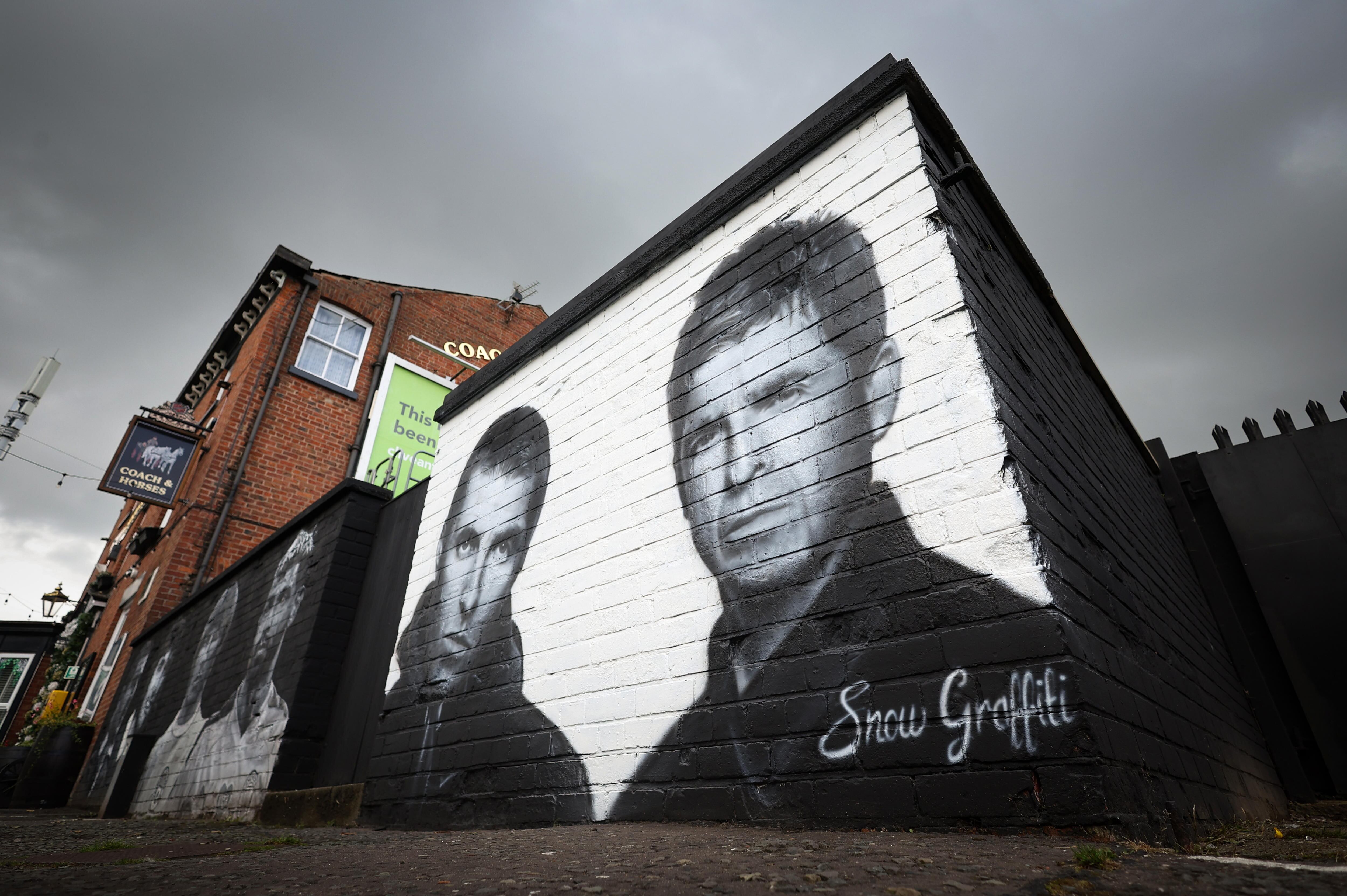 Manchester (United Kingdom), 29/08/2024.- A mural of Liam and Noel Gallagher of British band Oasis on the wall of the Coach and Horses pub in Manchester, Britain, 29 August 2024. The mural was painted by street artist Snow Graffiti Scott and appeared shortly after the band announced their reunion. Oasis have announced a number of live reunion concert dates in Cardiff, Manchester, London, Edinburgh, and Dublin, having reformed after a 15-year split. (Reino Unido, Edimburgo, Londres) EFE/EPA/ADAM VAUGHAN