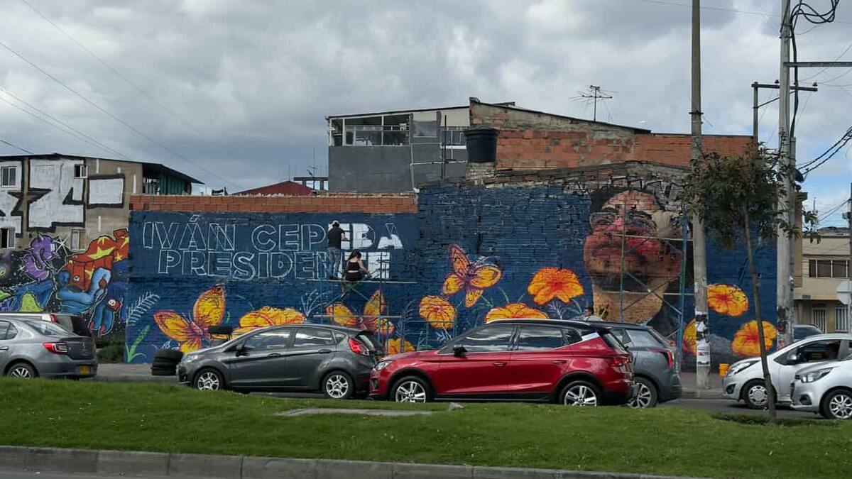 Borran mural de Iván Cepeda en espacio público de Bogotá: ¿Quiénes son los responsables?
