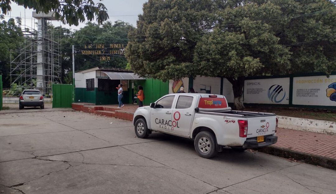 Padres de familia y población estudiantil rechazaron la falta de planificación del distrito con el PAE, aseo y ahora vigilancia