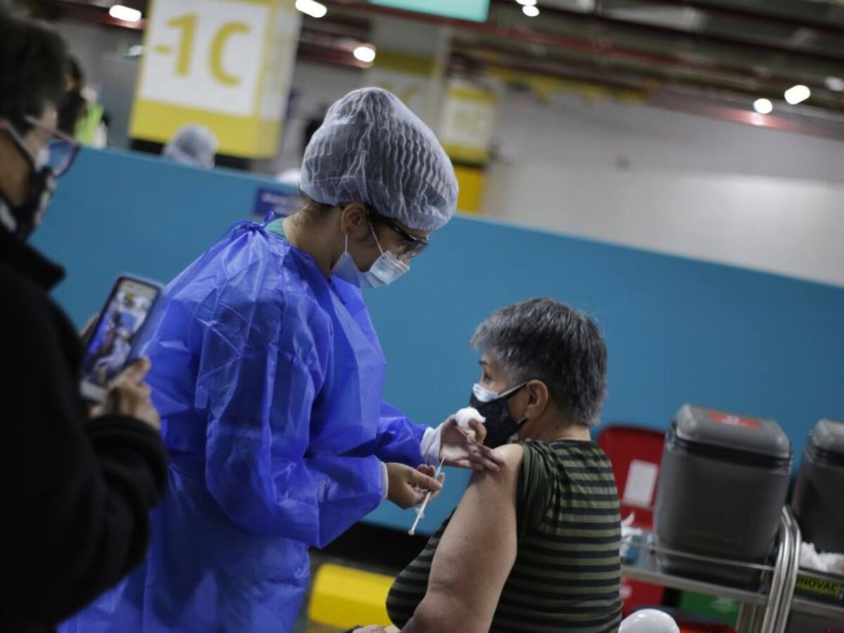 Coronavirus en Colombia: cifra de fallecidos diarios supera los 200