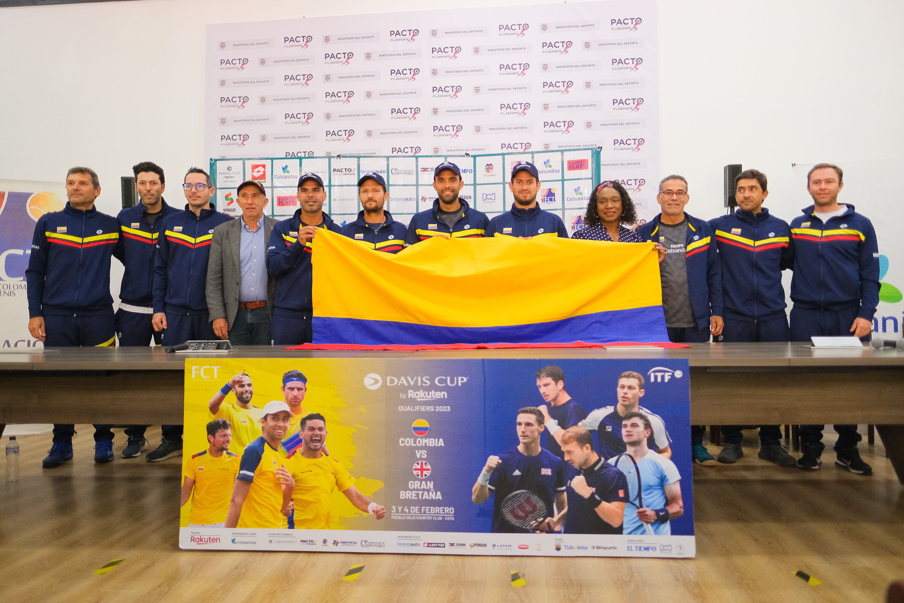 El equipo colombiano de tenis recibe la bandera nacional a manos de María Isabel Urrutia / Twitter: @fedecoltenis