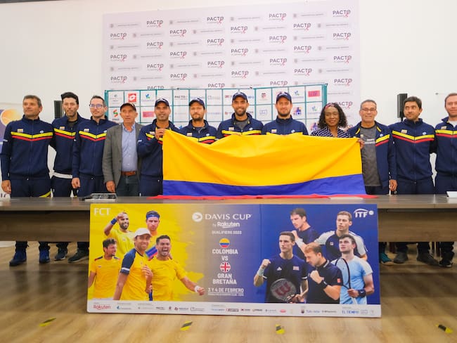 El equipo colombiano de tenis recibe la bandera nacional a manos de María Isabel Urrutia / Twitter: @fedecoltenis