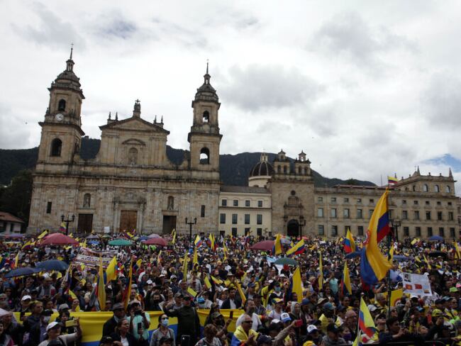 Personas participando de protestas en Bogotá