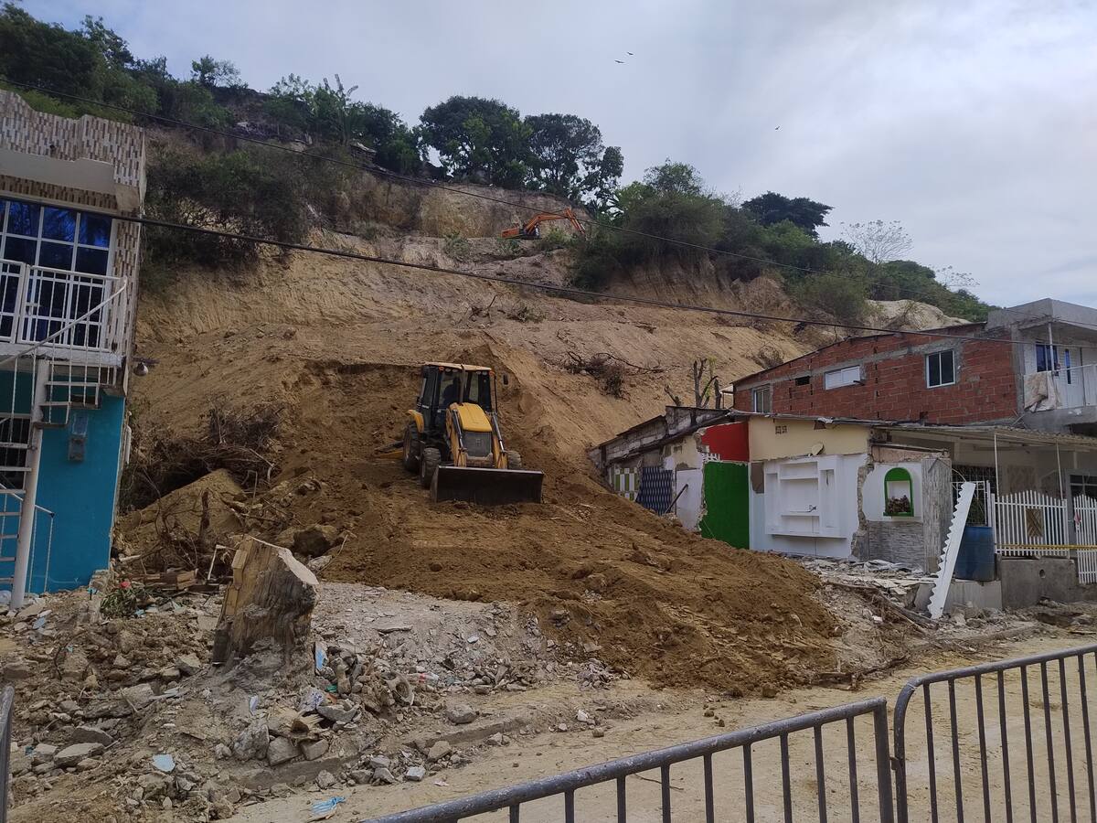 Maquinaria y personal especializado estabilizan terreno en el barrio Paseo de Bolívar