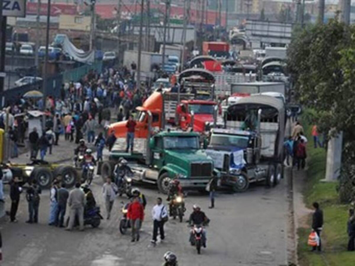 Camioneros anuncian paro si se mantiene el alza de los combustibles