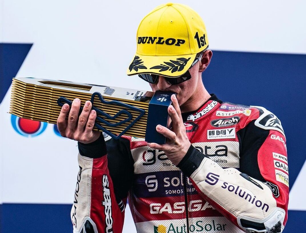 David Alonso en el podio del Gran Premio de Tailandia | Foto: David Alonso (Twitter)