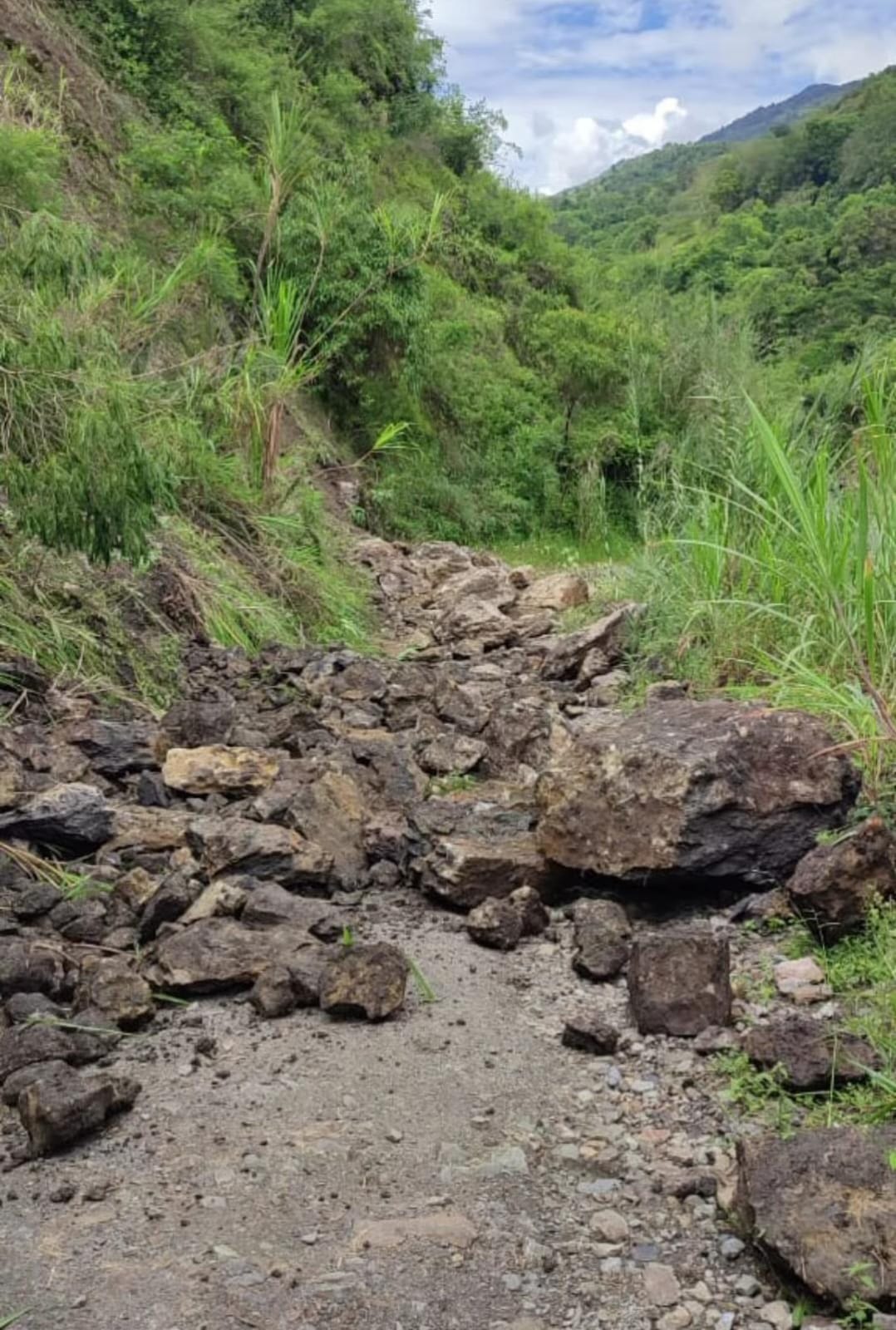 Varias tramos de la vía La Soberanía han resultado afectados por derrumbes / Foto: Suministrada.