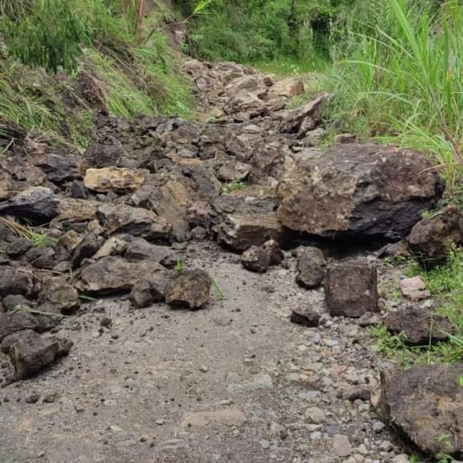 Varias tramos de la vía La Soberanía han resultado afectados por derrumbes / Foto: Suministrada.